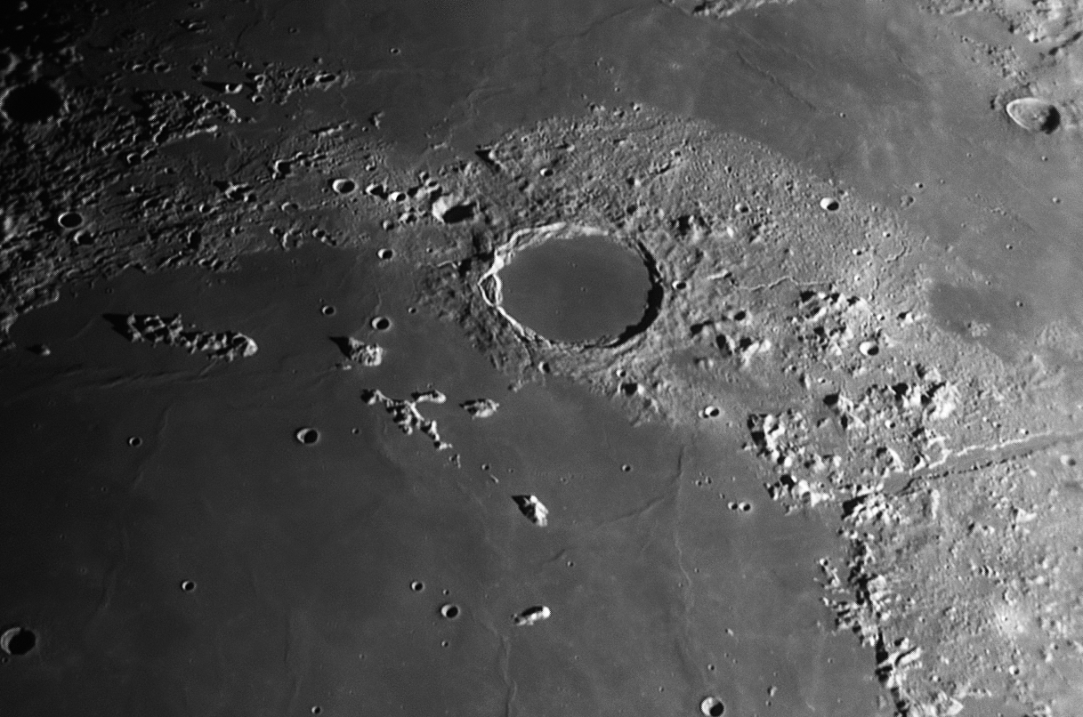 Обратная сторона луны есть. Кратер на обратной стороне Луны. Пифагор (лунный кратер). Снимки обратной стороны Луны. Обратная сторона Луны реальные снимки.